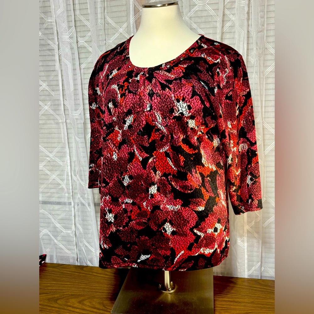 Sag Harbor 2X Red and Black & bling Floral round neck Blouse